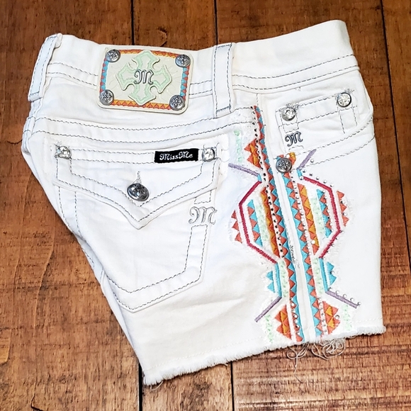 NWOT Miss Me White Denim Emroidered Aztec Signature Shorts  size 26 - Picture 6 of 7